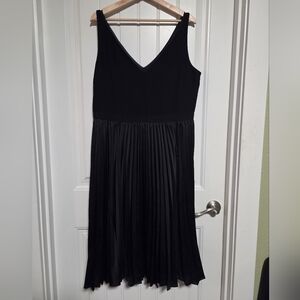 Banana Republic Black V-Neck Pleated Midi Dress